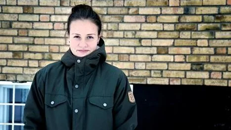 STANNAR. Julia Tegelid är en av skolans 17 elever. "Jag valde att stanna här, dels för att jag fått höra av syrran att det är en bra skola men också för att jag har hästar och ville bo kvar hemma", säger hon.