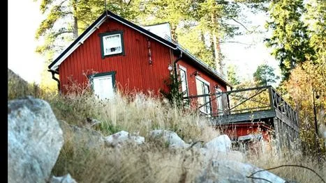 FÅR STÅ KVAR. Gårdshuset behöver inte längre rivas menar miljödomstolen. Den nya detaljplanen ger den plats på tomten.
