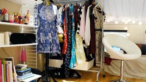 Esther gillar vintageklänningar och förvarar dem öppet på en klädstång i sitt rum.