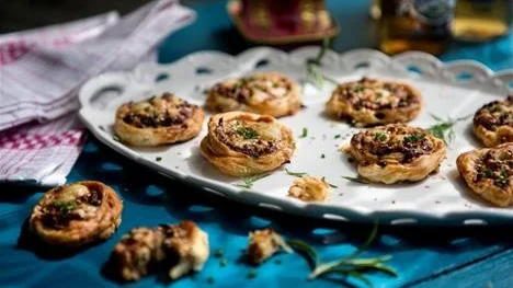 Läckra aptitretare med smak av ansjovis, västerbottensost, dill och mjukstekt lök.