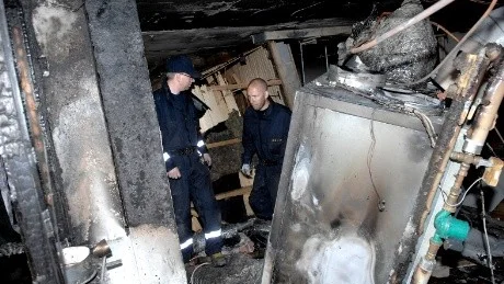 Förödelsen på baksidan av Thai Thai. Kriminalteknikerna David Lindblom och Nicklas Eriksson