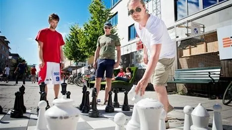 T-SHIRT-GRABBAR. En av sommarens varmaste dagar har man - såklart - t-shirt på sig, tycker schackspelarna på Storgatan i Luleå. Alexander Ryan bär en röd t-shirt, mest för att matcha shortsen. Viktor Wäppling har en militärinspirerad t-shirt med trycket "Happy People". "Det är namnet på en affär och en klubb som inte finns längre i Luleå, så det är lite nostalgi för mig", säger han. André Åström däremot har en helvit t-shirt. "Jag gillar inte tryck. Med en vit t-shirt kan man uttrycka vad man vill."
