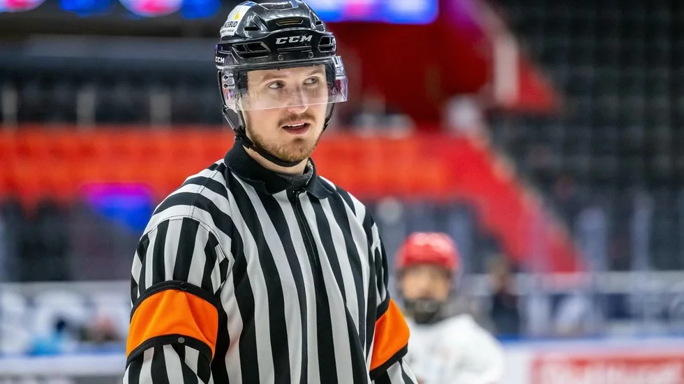 Cornelis Cilthe har sadlat om. Numera tillhör han den svartvitrandiga-delen av en hockeymatch. Ett byte som han inte ångrat.