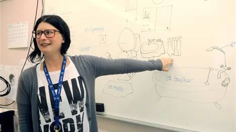 BILDLIGT LÄRANDE. Läraren Nina Waara använder mycket bilder för att lära de nyanlända eleverna svenska ord.