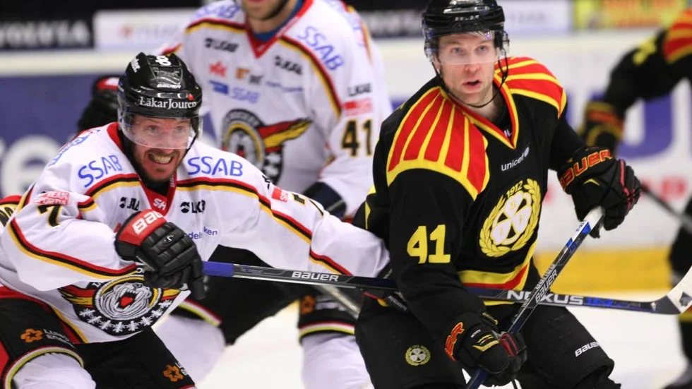Närkampen. Luleåbacken Janne Sandström och Brynäscentern Greg Scott.