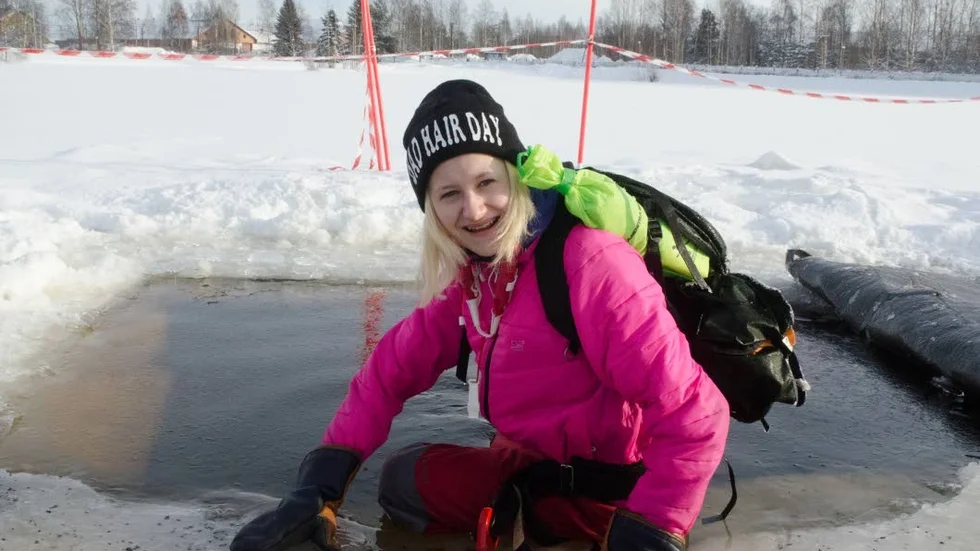 Obehagligt. Julia Hagberg gled försiktigt ner i vattnet.