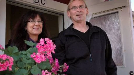 LÄTTADE. Birgitta och Björn Olofsson kan andas ut. Hennes föräldrar bor under den lägenhet som totalförstördes vid en brand i morse. Föräldrarna mår bra och det tackar Birgitta och Björn FAB:s personal för. Foto: Åsa Poromaa