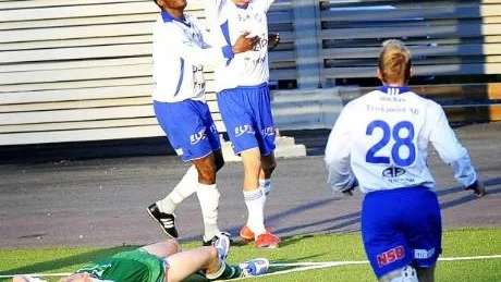 målspottaren. Till vänster klappas Johan Isaksson om av lagkamraten Maikano Osman efter ledningsmålet i derbyt Bodens BK-IFK Luleå (1-1). Till höger omfamnas Isaksson av Erik Lantto under tiden i BBK, en klubb som inte vill ha tillbaka honom.Foto: SARA MORITZ/Roland s lundström