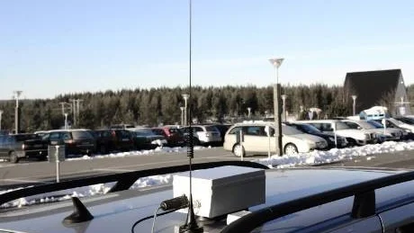 UPPKOPPLAD. En box på taket kommunicerar med alla tillgängliga radioprotokoll, såsom GSM, 3G, Ice net och w-lan, vilket gör att bilen alltid har internetuppkoppling. Till den kan också utrustning för vädermätning kopplas in.