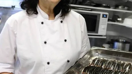 FALSKA. Det är mycket jobb men gott blir det. Receptet på falska sardiner har Kristina Holmberg fått av svärmor Gun Holmberg.