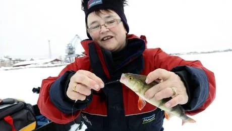 FINA ABBORRAR. Det finns gott om abborre i vattnet utanför Södra hamn. Här har Allis Fors fått upp en fin abborre, lagom för stekpannan. Själv ger hon dock bort det mesta av fisken hon fångar.
