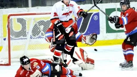 Spiken i kistan. Marcus Waldehagen gjorde 5-3 i tom kasse med fem sekunder kvar av matchen hemma mot Nybro.Foto: Eija Dunder