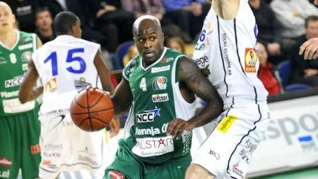 LYSANDE. Brandon McKnight sköt Plannja till seger i sista sekunden men Plannjaguarden var bra genom hela matchen och stod för totalt för 23 poäng och 5 assist.