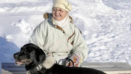 Mormor Marjatta Lundberg från Älvsbyn, med hunden Gimli njuter i vårsolen.