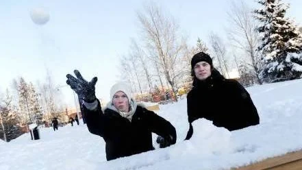 TEKNIK OCH TAKTIK. Att tävla i yukigassen kräver både taktik och teknik säger Jonas Granlund och Robert Norberg. Att kasta en snöboll handlar både om precision och styrka.     Foto: Linda Wikström