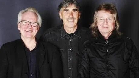 GÄNGET BAKOM. Regissören Olle Törnqvist tillsammans med upphovsmännen Åberg och Schaffer. Den sistnämnda gästade i veckan Kalix tillsammans med pianisten Stefan Forssén och gav julkonsert tillsammans med Kalixkören Octavian.