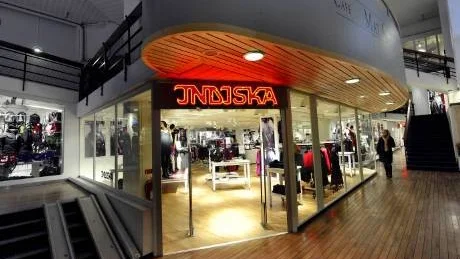 ute efter pengar. Inbrottstjuvarna hade brutit upp ett flertal dörrar inne i butiken och enligt personal på Indiska var de uppenbart ute efter pengar. "Men de lyckades inte att komma över några", sade en av de anställda på butiken. Foto: Andreas Wälitalo