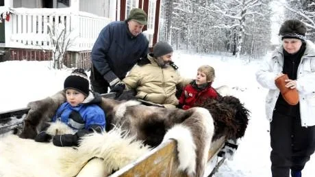 PÅ VÄG. Gunnar Hannu hjälper Martin Gartner och barnen Jonas och Severin till rätta i släden. Till höger mamma Dagmar.