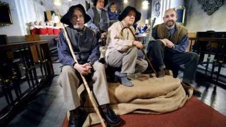 De gör julevangeliet levande. Medlemmar från Nederluleå församling tar ner juloriatoriet på jorden genom att gestalta Maria, Josef och herdarna.