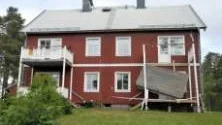 Fel skruv. I stället för sådana här konstruktionsskruvar användes trallskruvar på 55 millimeter när balkongen byggdes.