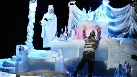 SNÖDROTTNINGENS MAKT. Anna Azcárate har iskall makt över andra i rollen som Snödrottningen i Lule Stassteaters fria tolkning av H. C. Andersens saga. Kaj, Anton Raukola, är ett lättlett offer sedan han fått en skärva av den förtrollade spegeln i sitt öga.