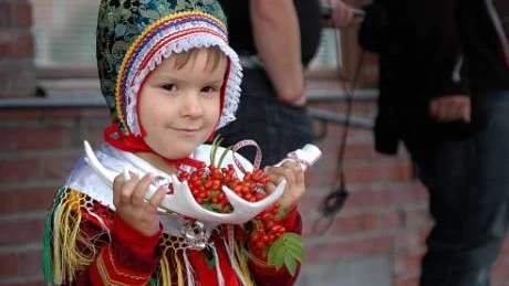 LÅNG VÄNTAN. Med presenten i högsta hugg väntade treåriga Sissel Trägårdh från Kauppinen tålmodigt på kronprinsessan Victoria.