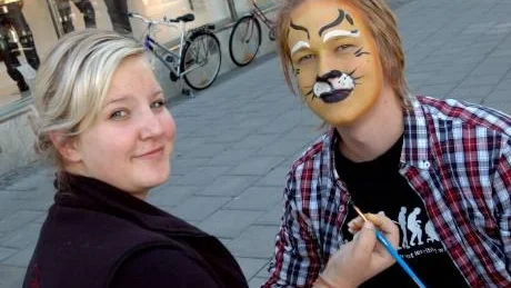 ANSIKTSMÅLNING. Beatrice Åström målade Alexander Nilssons ansikte. Båda är aktiva i Unga örnar, som arrangerar ansiktsmålning i samband med Kandalaksjadagarna.