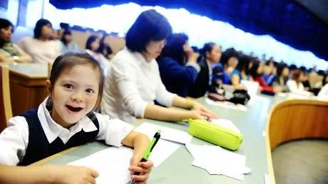 FÖLJDE MAMMA. Vanessa Persson, 4, roade sig på egen hand när mamma och alla andra lyssnade på annat.