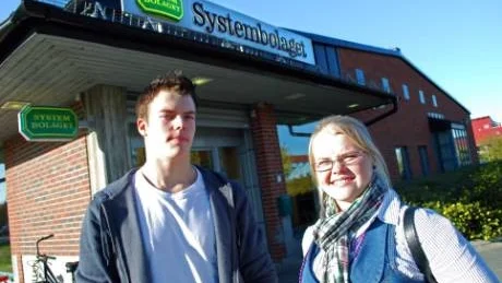 BEROR PÅ. Tuomas Lantto handlar oftast i Finland och  Sari Lantto i Sverige. ⁄et beror på vad man brukar köpa‬ säger de.