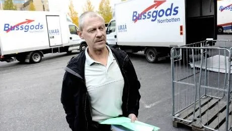SMYGANDE FÖRFALL. Lennart Johansson, chaufför hos Brändöbussen,       ifrågasätter Vägverkets tänkande. Han tycker att vägarna i Norrbotten är inne i ett smygande förfall.