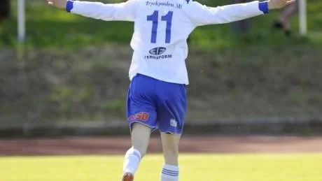 BOLLARNA TRILLAR IN. IFK Luleås anfallare Johan Isaksson har haft en bra säsong i division II Norrland, som kan leda till att han vinner skytteligan i hela fotbolls-Sverige. I måndags blev han uppringd av självaste Glenn Hysén.