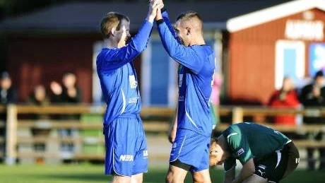 där satt den!. Robert Nyström och Martin kallerhult jublar efter ett av Kallerhults tre mål i 5-0-segern mot Mariehem. Segern innebar att Alvik nådde kvalet.Foto: Josefin Wiklund