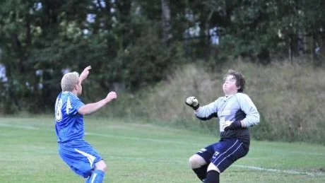 ny idé. IFK Arvidsjaur försöker fokusera på spelet i stället för poängen i årets division IV.  Uppe till vänster: Daniel Risberg mot Emil Öhman Linder, nere till vänster: Emil Lindmark mot Magnus Johansson. Foto: Mats Bengtsson