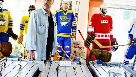 FIN SAMLING. Anders Johansson har en av Sveriges finaste samlingar av hockeyspel och han berättar att han ständigt är på jakt efter gamla prylar och utrustning och att han blir glad när någon ringer och säger att de har någonting hemma som skulle kunna intressera honom. Foto: JOSEFIN WIKLUND