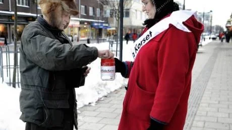 GIVMILDA. Luleåborna öppnade sin plånböcker för att visa sin solidaritet med Haitis drabbade i jordbävningen, här är det Signar Svärd som lägger ned en slant i Maud Toremans bössa.