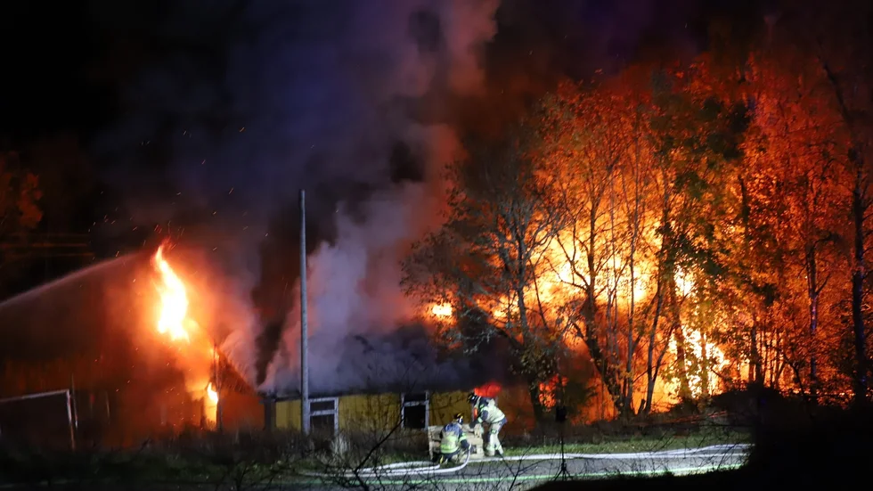 Det brinner kraftigt i en verkstad i Almunge.
