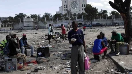 offer. Folk på en tom tomt i närheten av den raserade katedralen i Port-au-Prince. Jordbävningen med styrka 7 har dödat många och lämnat ännu fler utan hem.  Foto: AP Photo/Rodrigo Abd
