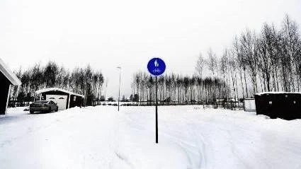 TROTSAR FÖRBUD. Flera av de skoterburna Luleåborna bryter mot lagen och framför fordonen efter vägarna. Till och med på gångvägarna. "Jag får in samtal från olika stadsdelar dagligen", säger Roger Berg, trafikpolisen.