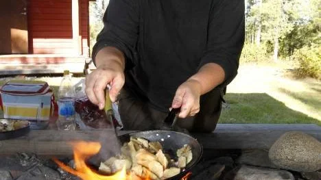 Uppskuren pitepalt stekt ute i det fria över öppen eld, Anna-Lena Gustavsson laddar för gourmetlunch.