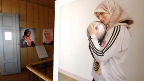 Elin Berges bilder på slöjbärande unga kvinnor i hela Sverige ställs ut i Piteå museum med start i morgon och fram till 12 juli.