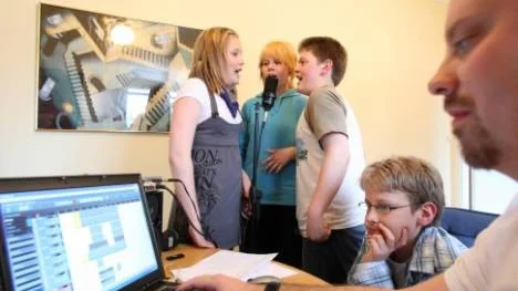 Ida Rosengren, Elin Vesterlund och Arvid Rögde tar ton medan Danne Gustafsson styr inspelningen. Teo Zakarias Klestrup Röijezon verkar mer intresserad av tekniken än av sånginsatsen.