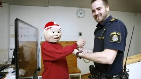 Phu! Jag kunde andas ut när Fredrik tog av mig handbojorna.