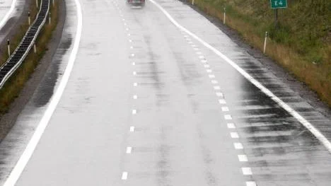 I början när fartkamerorna kom saktade folk ner till 70 kilometer i timmen på en 90-väg. I dag vet de att de kan köra både 93, 94 och 95 kilometer i timmen utan att det händer någonting. "Det måste alltid vara en hastighetsöverträdelse på minst fem kilometer i timmen innan kameran registrerar" , säger Ove Lundberg på Vägverkets trafikavdelning i Luleå. (Arkivbild)