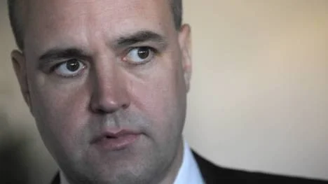 Statsminister Fredrik Reinfeldt kritiseras av både opposition och allierade.