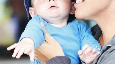 Filip Sundström, 4,5 månader i mamma Katarinas famn.