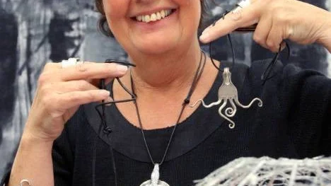 Inger Öhgren från Skellefteå gör vackra smycken av gamla bestick.