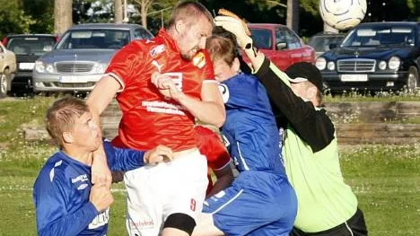 Peder Nilsson nickar in sitt andra mål mot Alvik. Peder var en av förgrundsfigurerna när Hemmingsmark vann seriefinalen mot Alvik med 4-2.