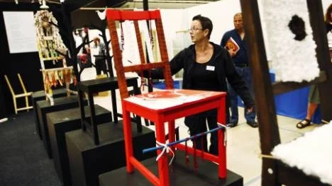 Projektledaren Annika Wallbing, Stora Nolia, visar ett par av de stolar som några inbjudna kreativa människor har skapat och som ställs ut i Hantverkshallen. Besökarna kan rösta på sin favorit och sedan lägga ett bud på stolen.