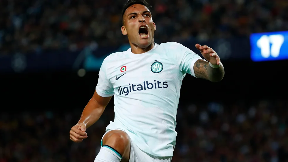 Inters Lautaro Martinez firar 2–1-målet mot Barcelona. Matchen slutade 3–3 och det är fördel Inter om att följa Bayern München vidare i Champions League.