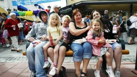 Peter Strandberg, Ellie Booth, Björn Morin, Marita Larsson, Hannah Booth och Nicola Ryder hade hittat till Byxtorget för att äta palt.  Nicola, Hannah och Ellie var på besök från engelska Manchester.